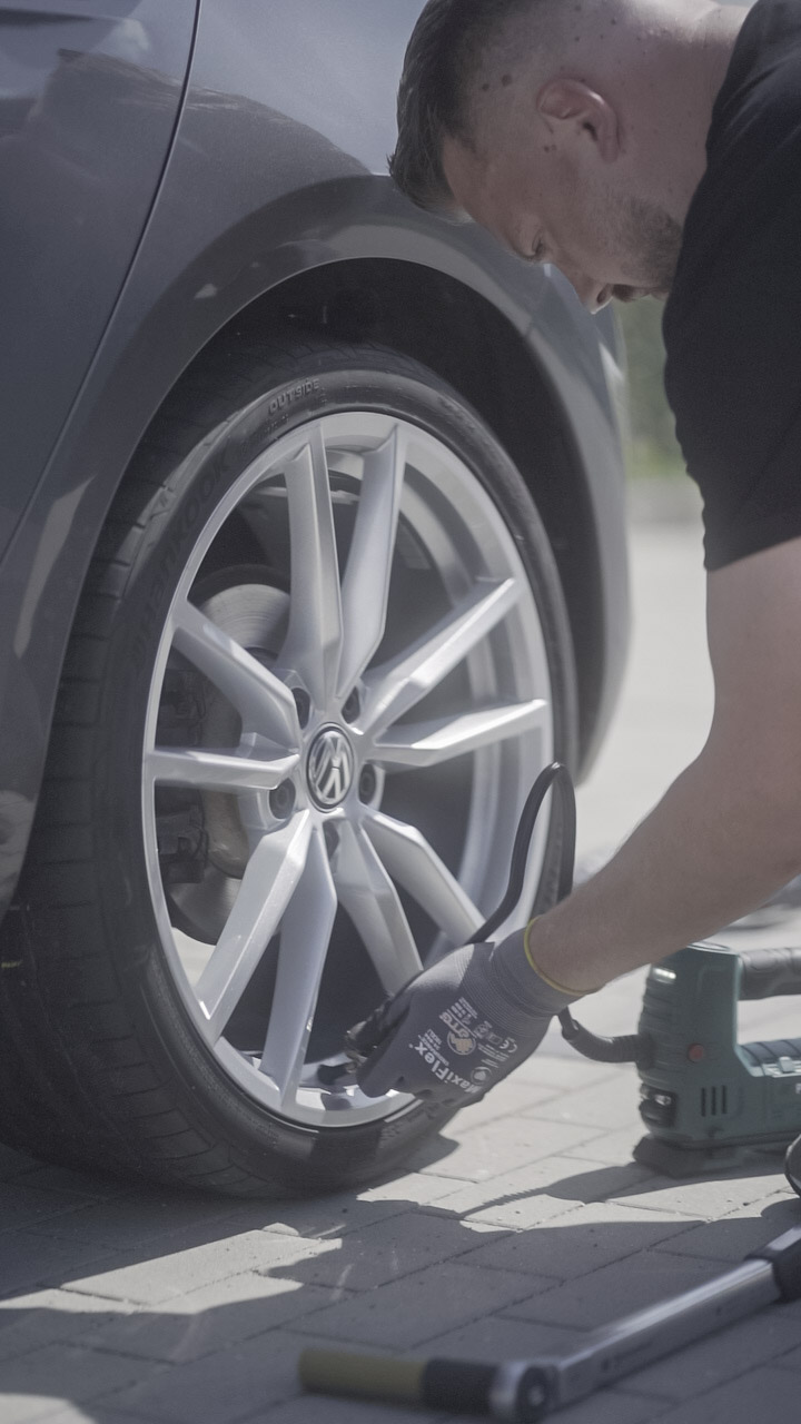 Radwechsel-Detail mit Werkzeug und Reifen