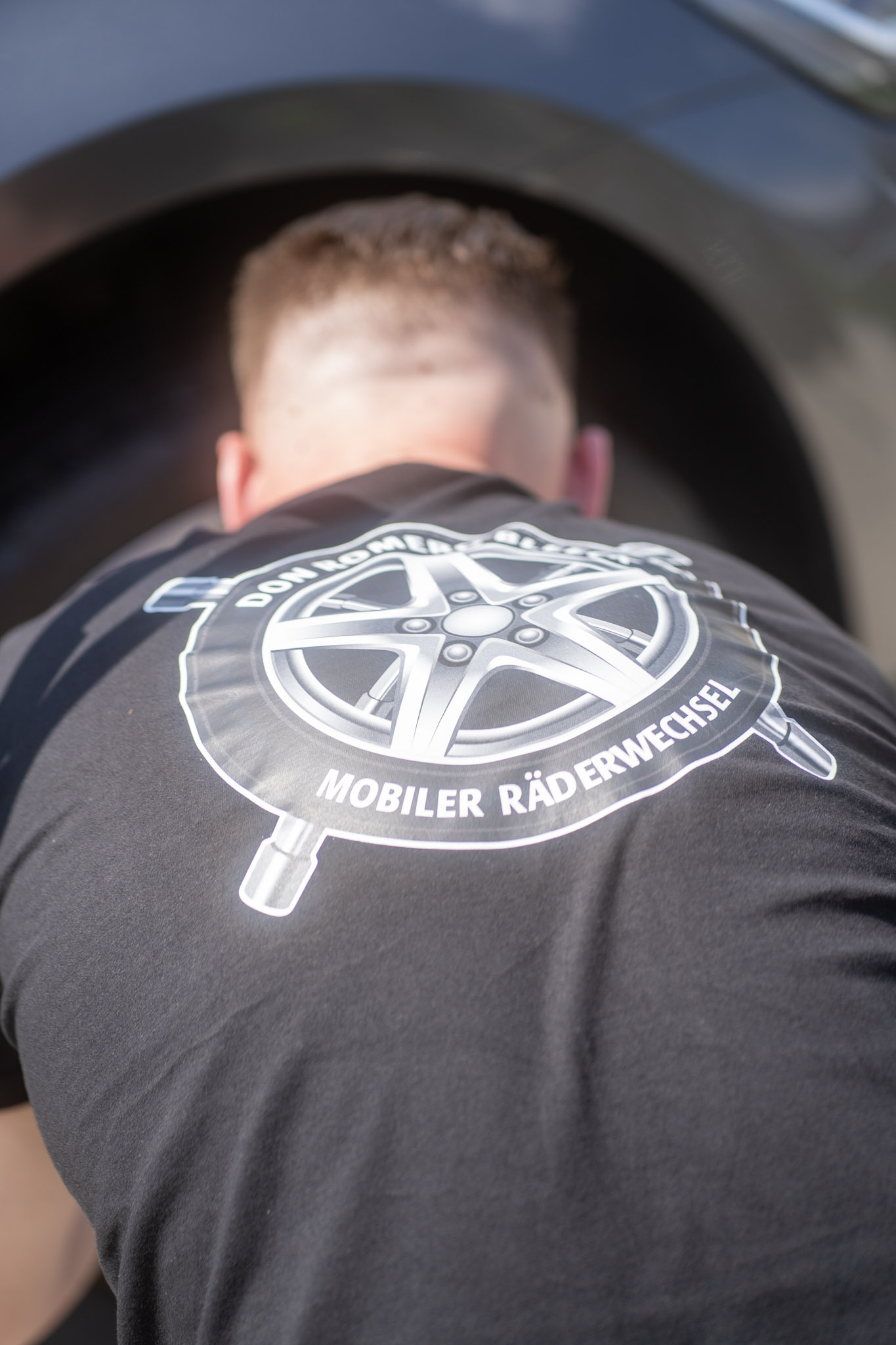 Don Romero Bleeck Shirt beim mobilen Räderwechsel